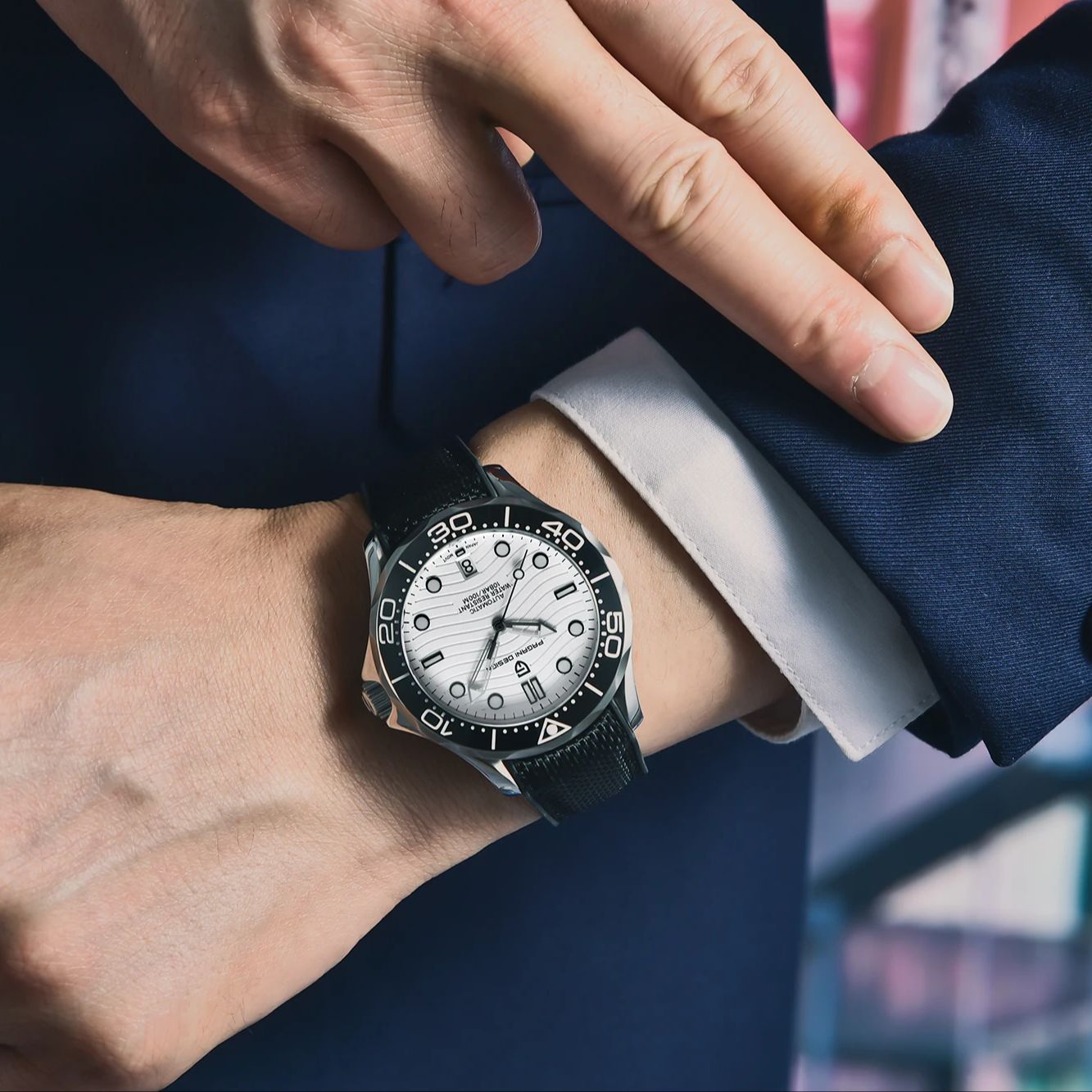 ساعة ميكانيكية رجالية عصرية من - مراجعة Luxury Watch Rubber Strap وسعره