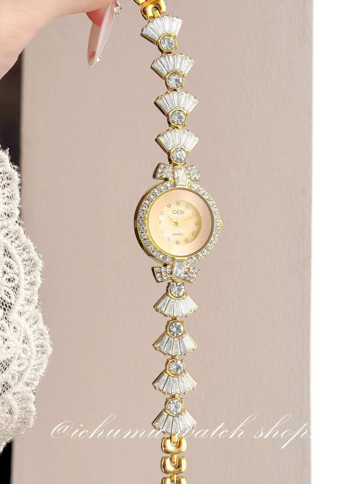 ساعة نسائية بتصميم حورية البحر - مراجعة Luxury Watch Quartz وسعره