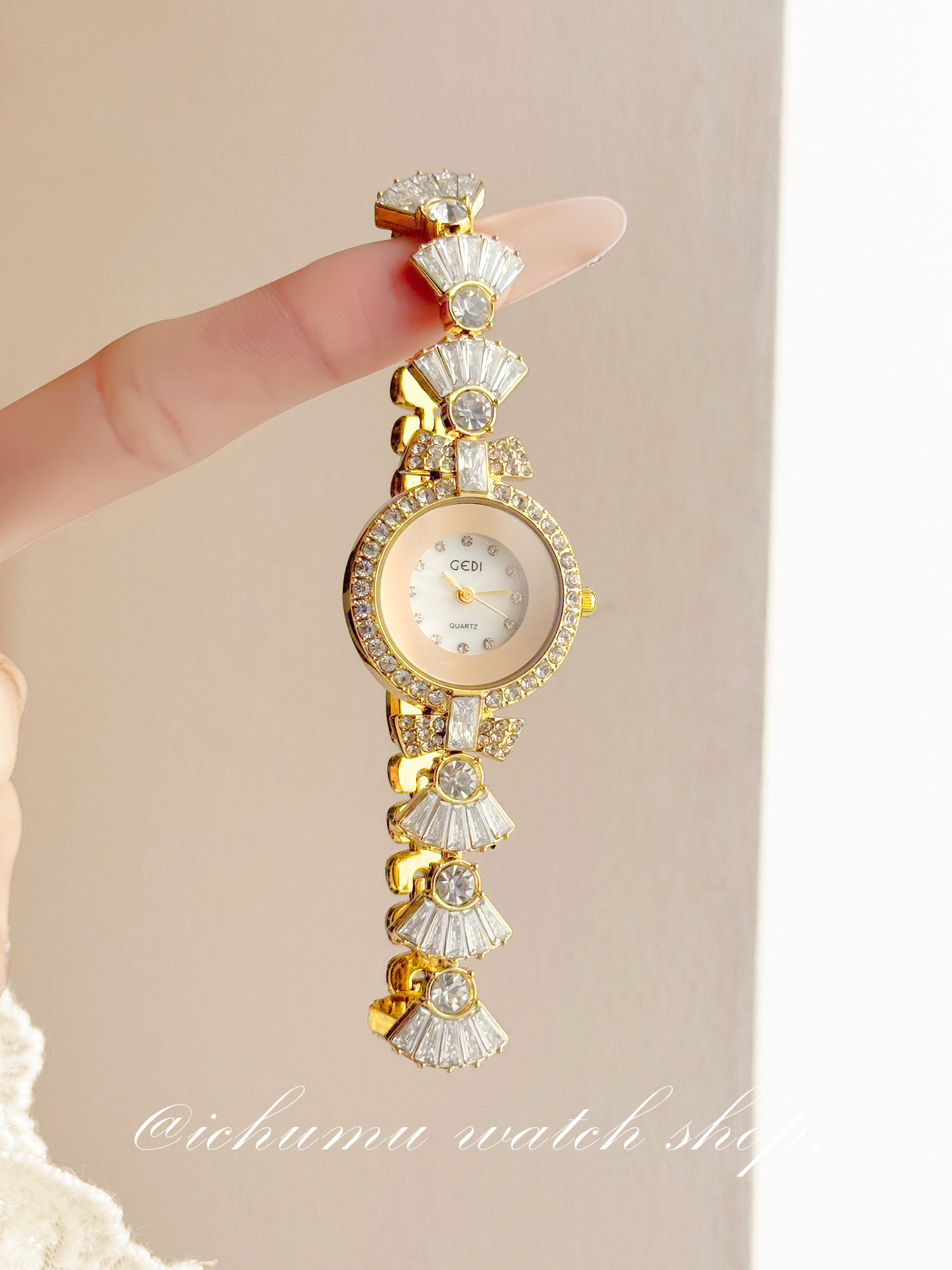 ساعة نسائية بتصميم حورية البحر - مراجعة Luxury Watch Quartz وسعره