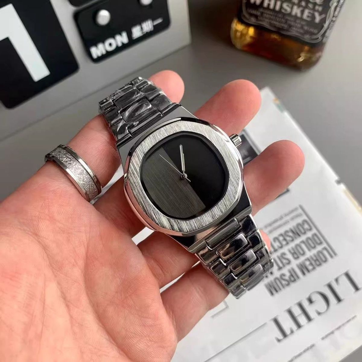 ساعة يد رجالية بشعار مخصص، ساع - مراجعة Luxury Watch Brands Logo وسعره